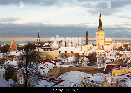 Vista serale di Tallinn la vigilia di Capodanno, in Estonia Foto Stock