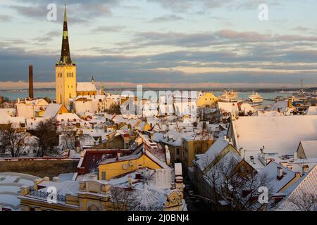 Vista serale di Tallinn la vigilia di Capodanno, in Estonia Foto Stock