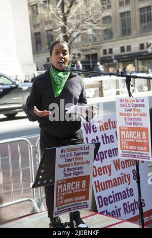 Con i continui attacchi all'aborto e le leggi che limitano l'accesso delle donne all'aborto in molti stati, gli attivisti Pro-Choice si dimostrano di fronte alla Cattedrale di San Patrizio sulla 5th Avenue a New York City. Foto Stock