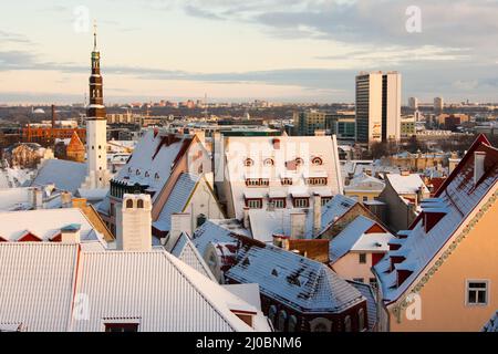 Vista serale di Tallinn la vigilia di Capodanno, in Estonia Foto Stock