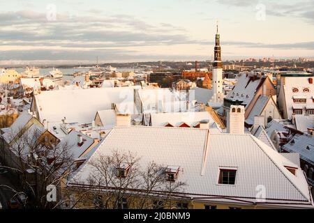 Vista serale di Tallinn la vigilia di Capodanno, in Estonia Foto Stock