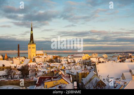 Vista serale di Tallinn la vigilia di Capodanno, in Estonia Foto Stock