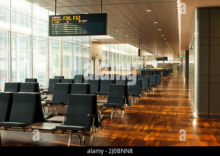 Area d'attesa vuota del terminal aeroportuale con sedie nell'aeroporto di Stoccolma-Arlanda. Foto Stock