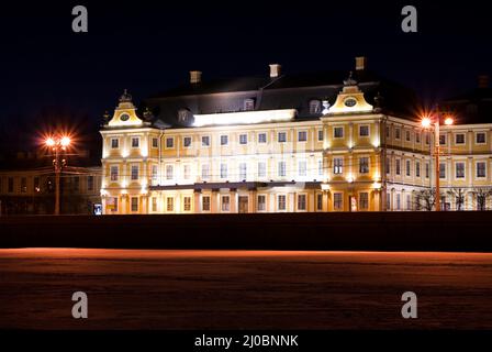 Palazzo Menshikov sull'argine della notte del fiume Neva, San Pietroburgo, Russia Foto Stock