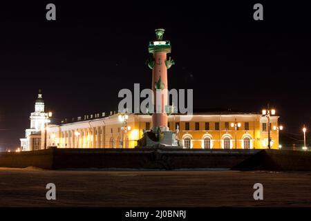 Colonna rostrale sul lungofiume del fiume Neva, la Spit di Vasilyevsky Island. San Pietroburgo, Russia Foto Stock