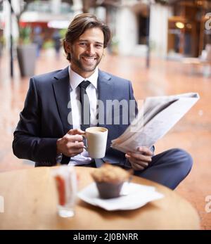 Un po' di tempo per me nel bel mezzo di una giornata piena di impegni. Un uomo d'affari che ha una pausa caffè mentre legge le notizie. Foto Stock