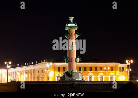 Colonna rostrale sul lungofiume del fiume Neva, la Spit di Vasilyevsky Island. San Pietroburgo, Russia Foto Stock