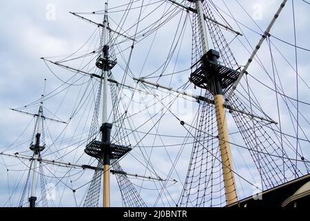 Nave a vela con alberi alti contro un cielo blu Foto Stock