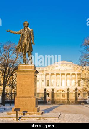 Statua di Alexander Pushkin, famoso poeta russo. Piazza delle Arti, San Pietroburgo, Russia Foto Stock