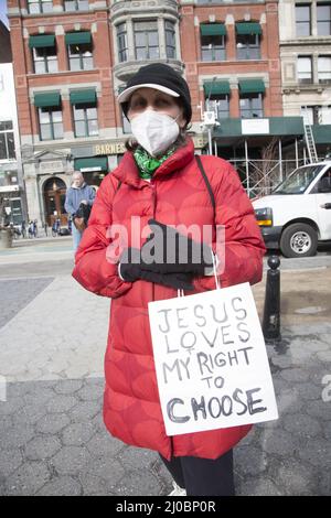 Donne e uomini si riuniscono in occasione della Giornata internazionale della donna a Union Square per protestare, rally e marciare contro il diffuso attacco al diritto di una donna all'aborto negli Stati Uniti bloccando il controllo sul proprio corpo. New York City. Foto Stock