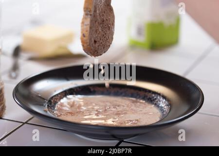 Toast alla francese. Immergete il pane nel latte, nelle uova e nella cannella in un recipiente. Foto Stock