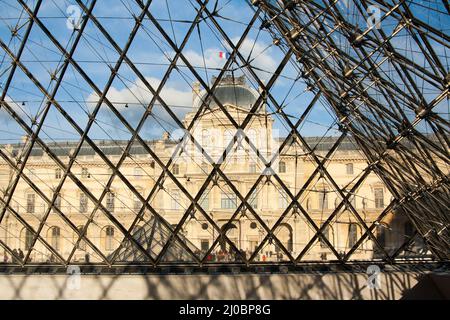 PARIGI, FRANCIA: Il Museo del Louvre è uno dei musei più grandi del mondo e le destinazioni turistiche più popolari in Francia Foto Stock