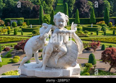 Statua di cherubino sulla terrazza che si affaccia Drummond Castle Gardens vicino a Crieff in Perthshire, Scozia, Regno Unito Foto Stock