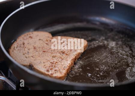 Toast alla francese. Tostate la frittura in una padella. Foto Stock