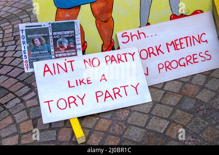 "Non c'è nessun partito come un cartello Tory party a Blackpool, Regno Unito. 18th Mar 2022. Blackpool, Lancashire. 18 marzo 2022; Boris Johnson tornerà a Blackpool Winter Gardens, per la Conferenza primaverile del Partito conservatore. L'arrivo dei delegati per due giorni di discorsi e dibattiti sarà l'evento più di alto profilo del nuovo complesso da quando sono stati completati i lavori di ristrutturazione. Credit: MediaWorldImages/AlamyLiveNews Foto Stock