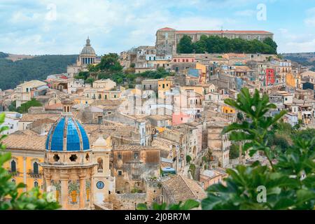 Il paesaggio urbano della città di Ragusa Ibla in Sicilia in Italia Foto Stock