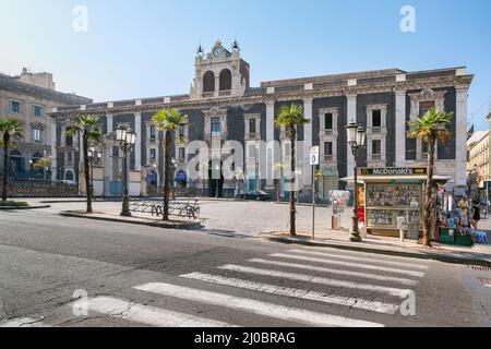 Edificio storico sulla piazza Stesicoro di Catania, Sicilia, Foto Stock