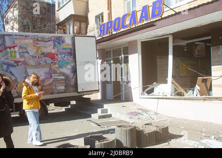 I residenti locali hanno scioccato per la carneficina di un piccolo minimarket Yaroslav distrutto da un'esplosione missilistica il 18 marzo nella parte occidentale di Kiev in via Mezhova Foto Stock