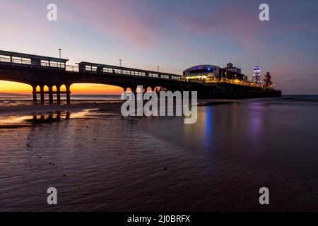 Inghilterra, Dorset, Bournemouth, Bournmouth Beach e Pier at Dawn Foto Stock
