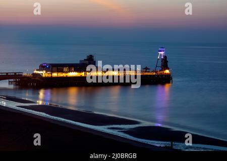 Inghilterra, Dorset, Bournemouth, Bournmouth Beach e Pier at Dawn Foto Stock