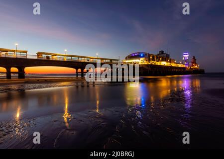 Inghilterra, Dorset, Bournemouth, Bournmouth Beach e Pier at Dawn Foto Stock