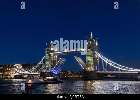 Inghilterra, Londra, Tower Bridge Open di notte e City Cruises River Boat Foto Stock