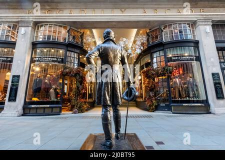 Inghilterra, Londra, Piccadilly, Beau Brummell Statua e Piccadilly Arcade Foto Stock