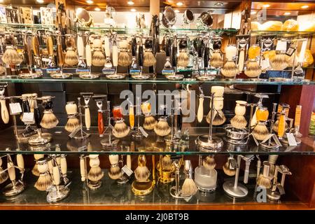 Inghilterra, Londra, Piccadilly, Jermyn Street, Taylor of Old Bond Street, Display of Men's Shaving Accessories Foto Stock