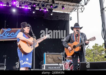 Spicewood, Stati Uniti. 17th Mar 2022. SPICEWOOD, TEXAS - 17 MARZO: Tami Neilson e Willie Nelson si esibisce in concerto durante il 10th anniversario della Luck Reunion a Luck, Texas, il 17 marzo 2022 a Spicewood, Texas. (Foto di Maggie Boyd/Sipa USA) Credit: Sipa USA/Alamy Live News Foto Stock