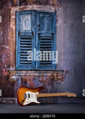 Sunburst stratocaster sullo sfondo toscano Foto Stock