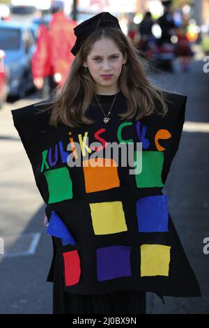 Londra, Regno Unito. 17th Mar 2022. Una ragazza ebraica ortodossa in abito elegante partecipa al festival annuale di Purim a Stamford Hill, a nord di Londra. Il festival Purim è celebrato dalla comunità ebraica di tutto il mondo, commemorando quando il popolo ebraico è stato salvato da Haman. Si tratta di un festival annuale gioioso in cui i bambini vestono in costumi di fantasia, amici e famiglia, e la comunità ebraica si radunano nella tradizione attraverso il banchetto, la gioia e lo scambio di cibo. Credit: SOPA Images Limited/Alamy Live News Foto Stock