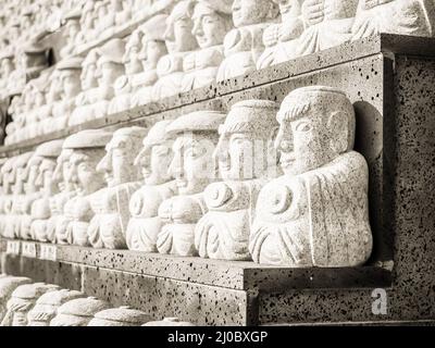 Modello di santi buddisti di pietra, in coreano stile architettonico, nel pattern, sfondo, religiosi e concetto di credenza Foto Stock