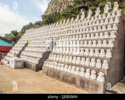 Modello di santi buddisti di pietra, in coreano stile architettonico, nel pattern, sfondo, religiosi e concetto di credenza Foto Stock