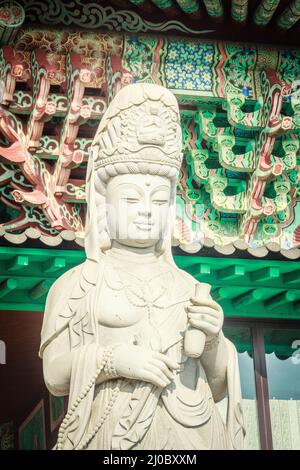 Statua di pietra di Gwanseeum-bosal tempio di Sanbangsa. Conosciuta anche come Guanyin o Guanshiyin , è la dea della misericordia, influenzata da Foto Stock