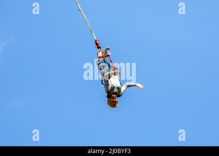 Bungee donna anziana che salta Foto Stock