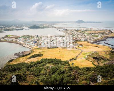 Vista da Seongsan Ilchulbong (Sunrise Peak), uno dei siti di turismo naturalistico UNESCO sull'isola di Jeju nella Corea del Sud Foto Stock