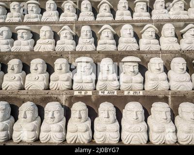 Modello di santi buddisti di pietra, in coreano stile architettonico, nel pattern, sfondo, religiosi e concetto di credenza Foto Stock