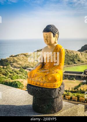 Oro Buddha Gigante, principale statua del Buddha al tempio Sanbanggulsa, Sanbanggulsa è in Jeju-Do, Jeju Island in Corea del Sud Foto Stock