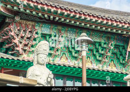 Statua di pietra di Gwanseeum-bosal tempio di Sanbangsa. Conosciuta anche come Guanyin o Guanshiyin , è la dea della misericordia, influenzata da Foto Stock