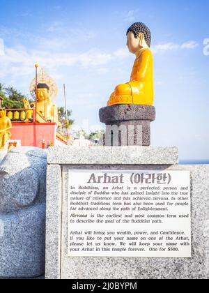 Oro Buddha Gigante, principale statua del Buddha al tempio Sanbanggulsa, Sanbanggulsa è in Jeju-Do, Jeju Island in Corea del Sud Foto Stock