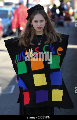 Londra, Regno Unito. 17th Mar 2022. Una ragazza ebraica ortodossa in abito elegante partecipa al festival annuale di Purim a Stamford Hill, a nord di Londra. Il festival Purim è celebrato dalla comunità ebraica di tutto il mondo, commemorando quando il popolo ebraico è stato salvato da Haman. Si tratta di un festival annuale gioioso in cui i bambini vestono in costumi di fantasia, amici e famiglia, e la comunità ebraica si radunano nella tradizione attraverso il banchetto, la gioia e lo scambio di cibo. (Foto di Steve Taylor/SOPA Images/Sipa USA) Credit: Sipa USA/Alamy Live News Foto Stock