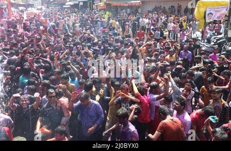 Bhopal, India. 18th Mar 2022. Il popolo indiano danza durante una processione in occasione del Festival Holi. Il festival dei colori Holi si celebra con pieno zelo e fervore in tutta l'India. (Foto di Sanjeev Gupta/SOPA Images/Sipa USA) Credit: Sipa USA/Alamy Live News Foto Stock