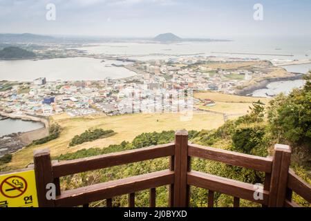 Vista da Seongsan Ilchulbong (Sunrise Peak), uno dei siti di turismo naturalistico UNESCO sull'isola di Jeju nella Corea del Sud Foto Stock