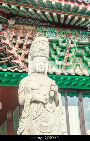 Statua di pietra di Gwanseeum-bosal tempio di Sanbangsa. Conosciuta anche come Guanyin o Guanshiyin , è la dea della misericordia, influenzata da Foto Stock