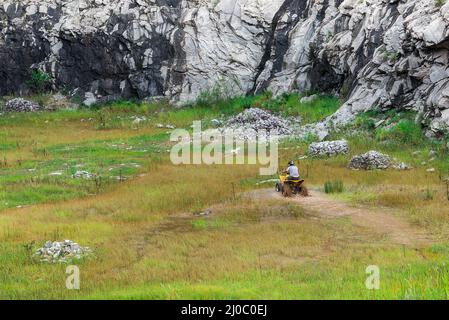 Uomo nella natura godendo di un fuoristrada moto quad Foto Stock