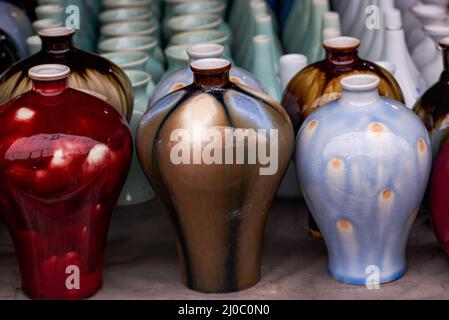 Varietà di vasi colorati in ceramica in vendita al mercato dei fiori Foto Stock