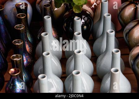 Varietà di vasi colorati in ceramica in vendita al mercato dei fiori Foto Stock