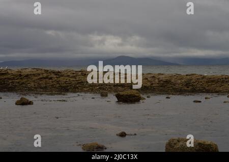 Ardrossan South Beach si affaccia verso l'isola di Arran Foto Stock