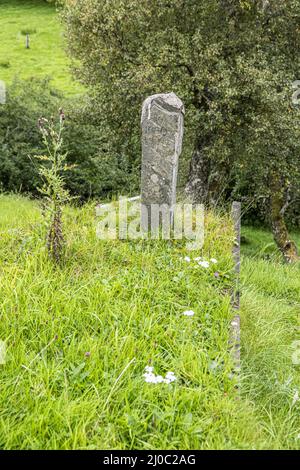La pietra soldato che segna la tomba di un soldato delle Highland (morto dopo la battaglia di Cromdale nel 1690) vicino a Ruthven., Moray, Scozia Regno Unito. Foto Stock