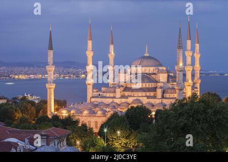 Vista elevata della Moschea Blu al tramonto, Istanbul, Turchia. Foto Stock